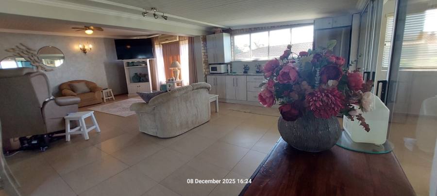 6 Bedroom Property for Sale in Wavecrest Eastern Cape